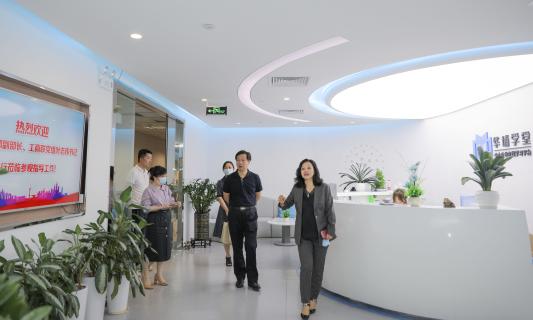 罗湖区委统战部副部长、工商联党组书记叶志伟一行到星光娱乐调研