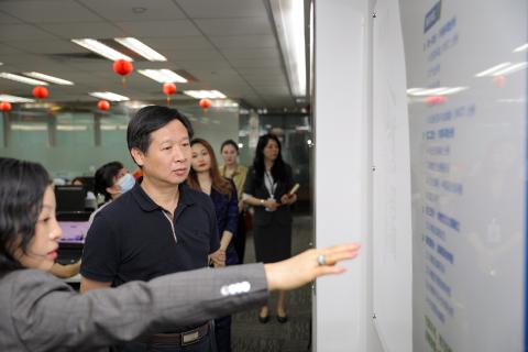 罗湖区委统战部副部长、工商联党组书记叶志伟一行到星光娱乐调研